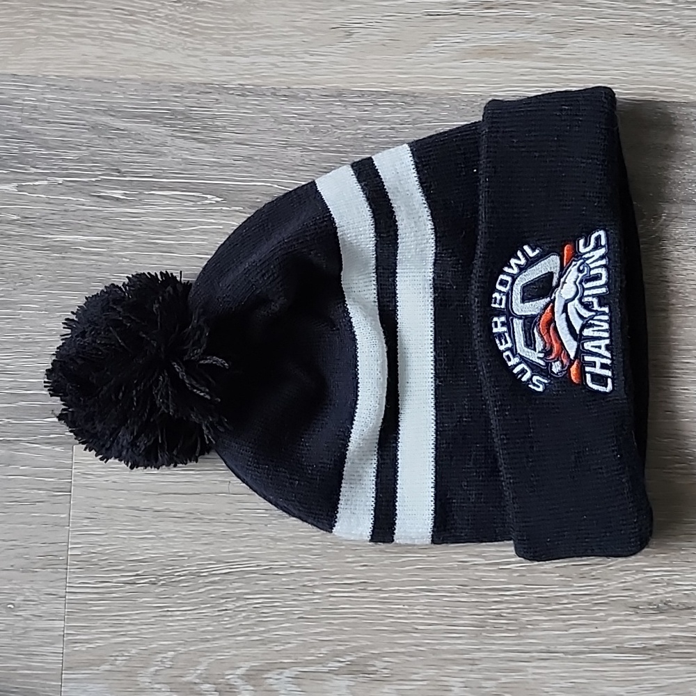 NWOT New Era Embroidered Denver Broncos Super Bowl Champions Winter Pom Hat